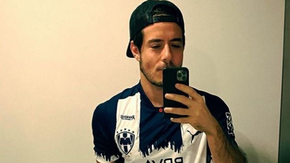 Pepe Madero presume jersey del Monterrey