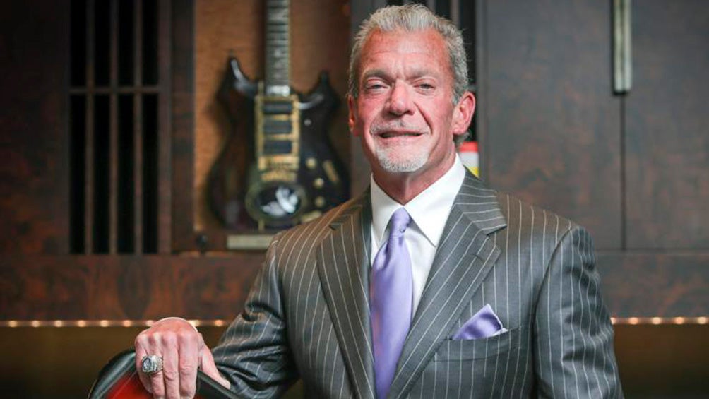 Jim Irsay posa en su colección de recuerdos