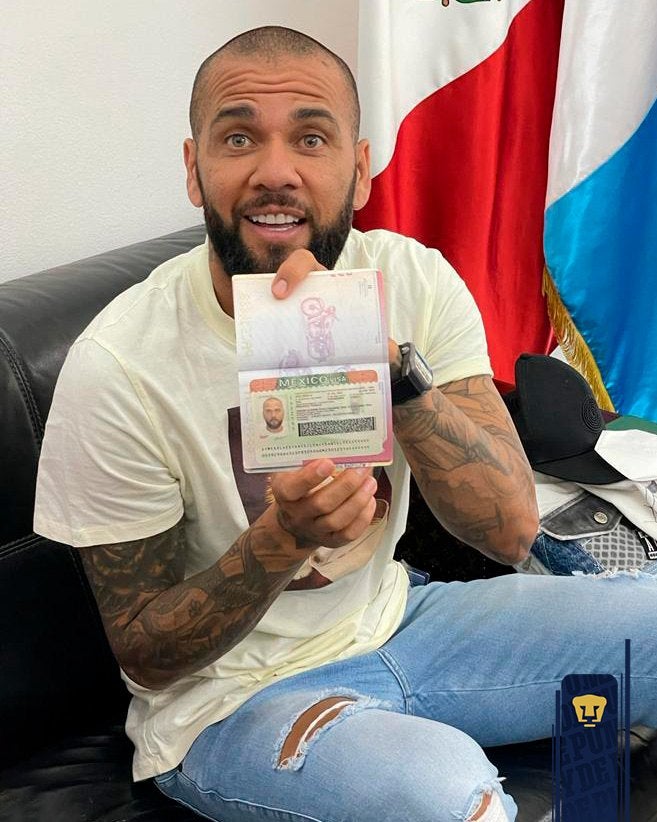 Dani Alves con su permiso de trabajo