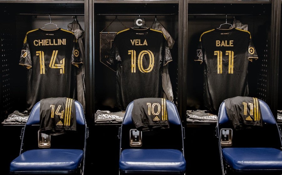 Las playeras de Bale, Vela y Chiellini en el vestidor del LAFC previo a juego