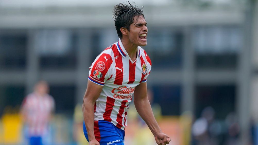 Luis Puente en festejo con Chivas