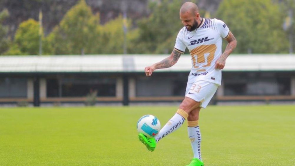 Dani Alves en su presentación con Pumas