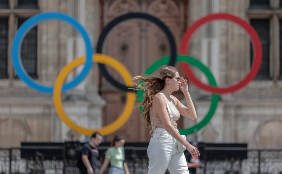 Los aros olímpicos ya lucen en las calles de París