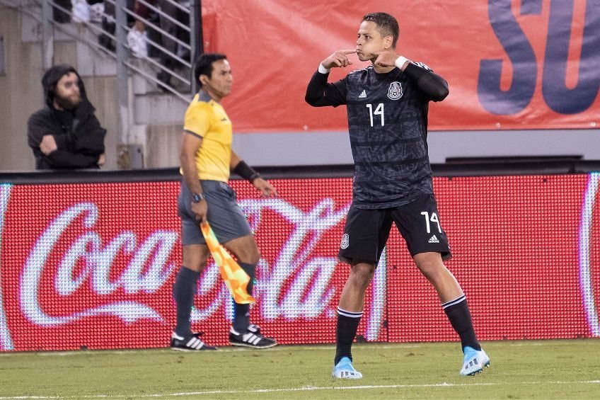 Chicharito festejando un gol con México