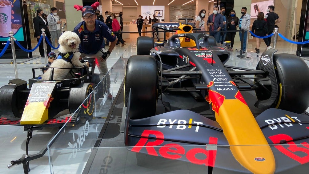 Fabbio y Jorge Rayón con el RB18 de Checo Pérez