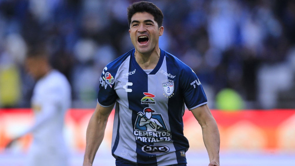 Nico Ibáñez festeja un gol con Pachuca 