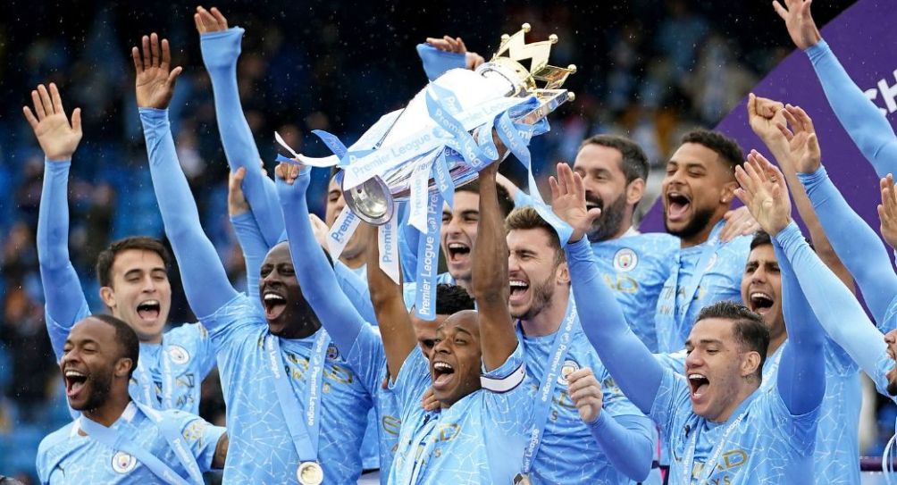 Jugadores del Manchester City levantando el trofeo de la Premier League