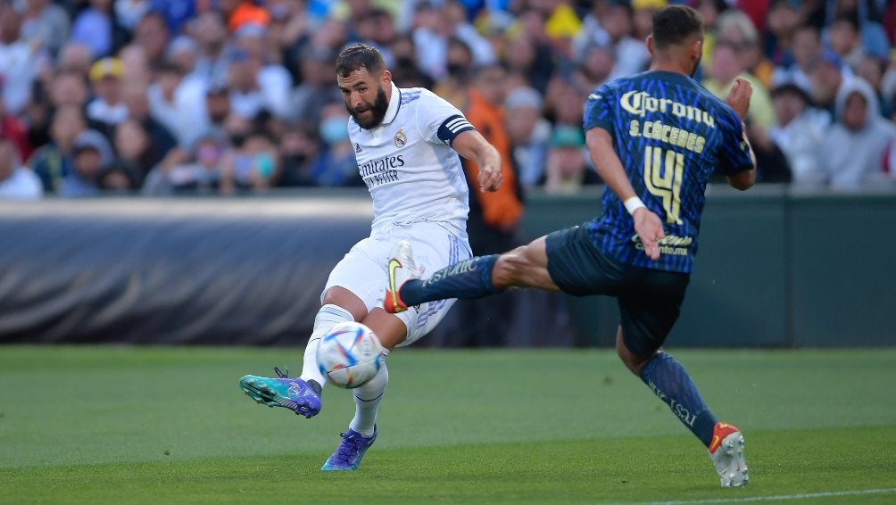 Karim Benzema definiendo de cara a portería