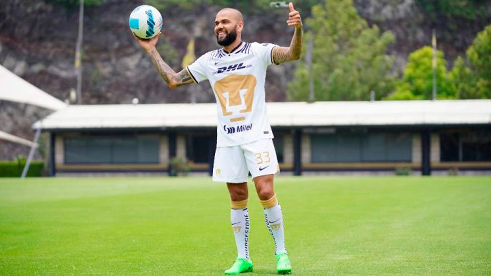 Dani Alves con Pumas