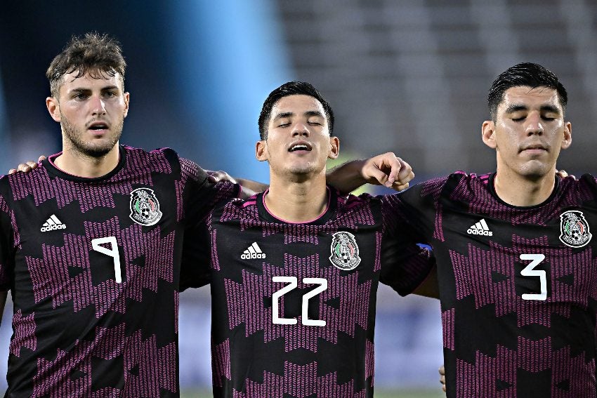 Santi Giménez en un juego de la Selección Mexicana