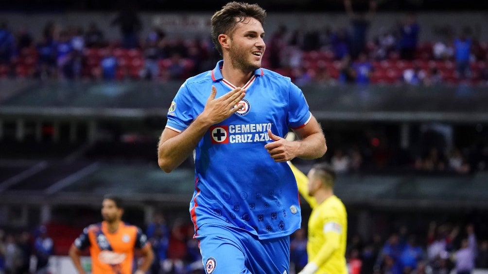 Santi Giménez celebrando un gol con Cruz Azul