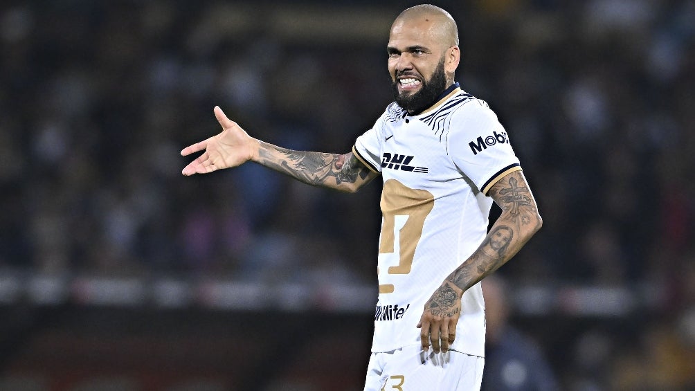 Dani Alves en su debut con Pumas