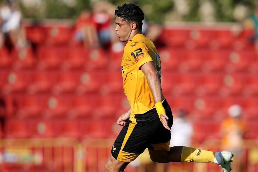 Raúl Jiménez en acción con los Wolves