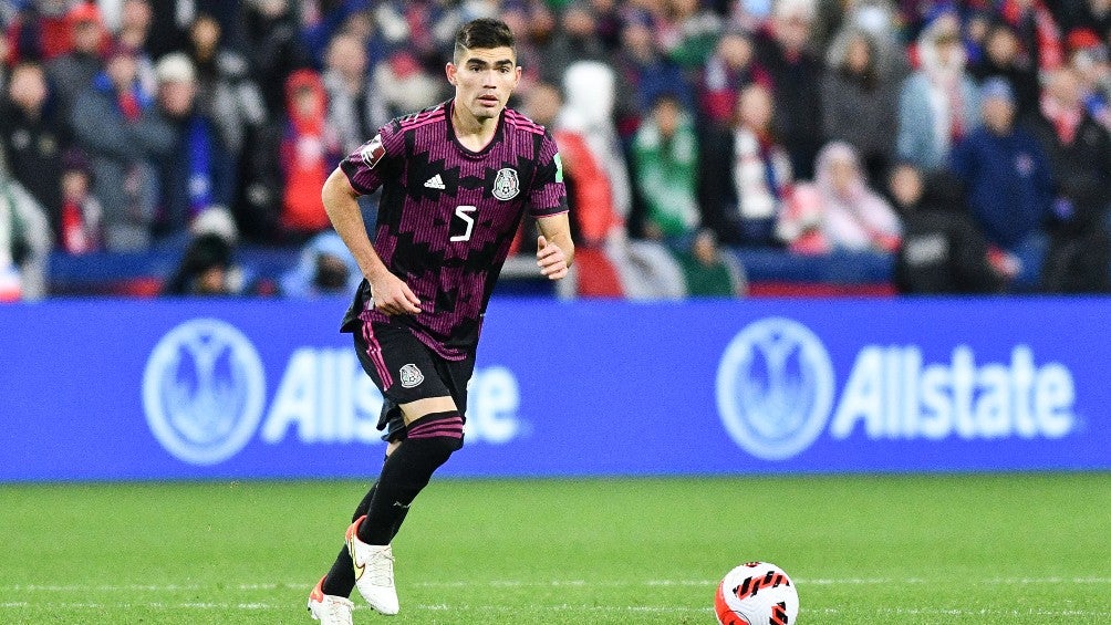 Johan Vásquez durante un partido con el Tri