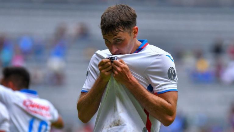 Santiago Giménez festejando un gol