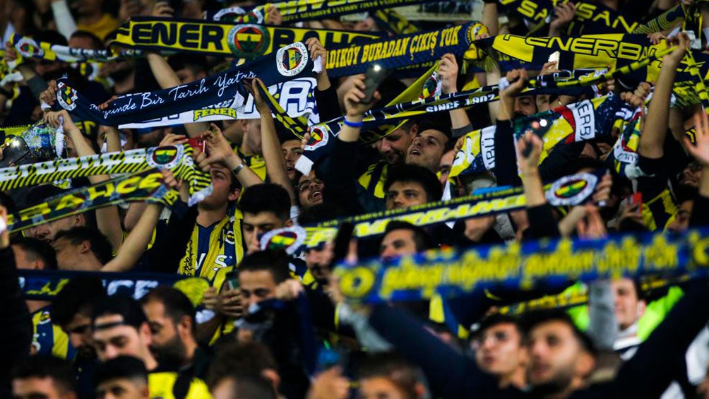 Afición del Fenerbahçe en juego ante Dinamo de Kiev 