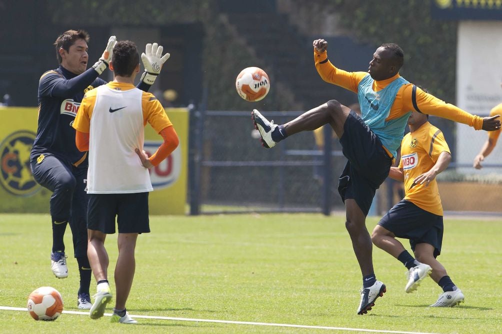 Moisés Muñoz en un entrenamiento con Chucho Benítez