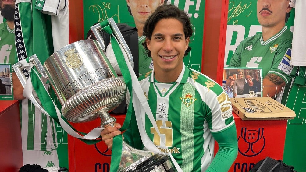 Diego Lainez con la Copa del Rey 