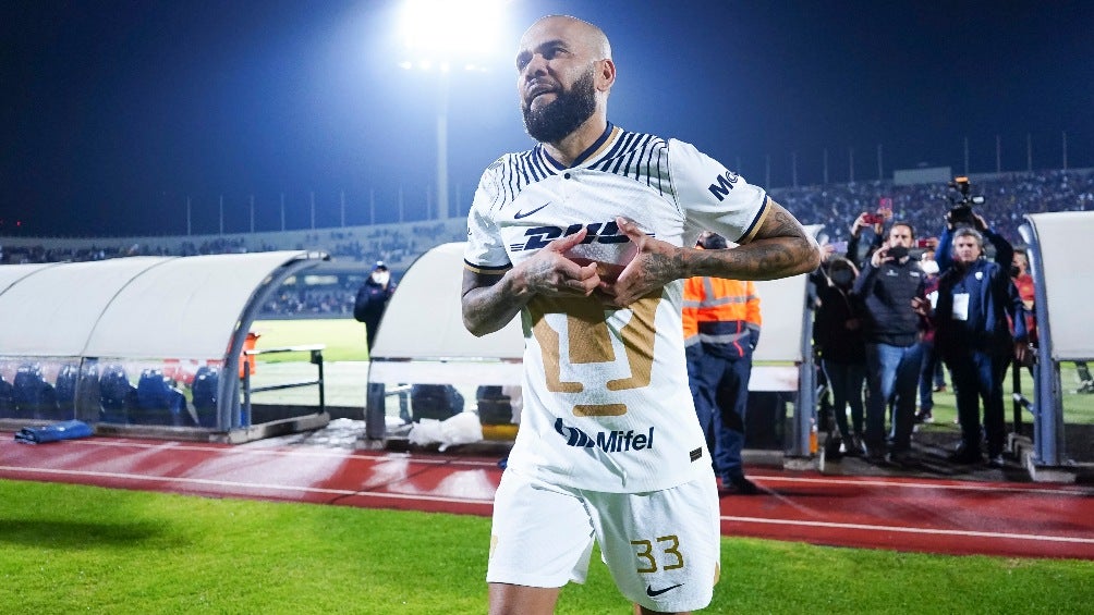 Dani Alves en su debut con Pumas