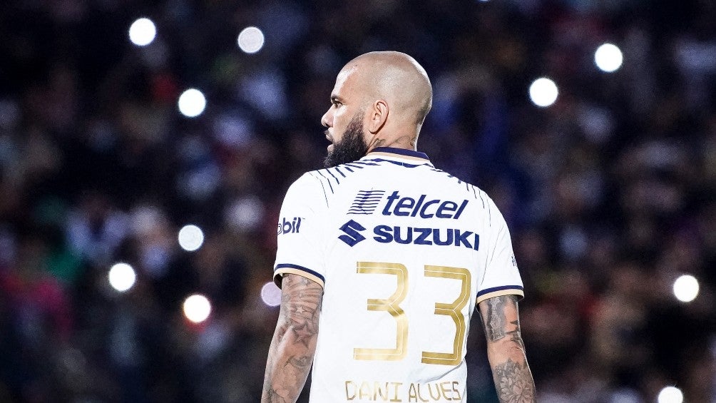 Dani Alves en su debut con Pumas