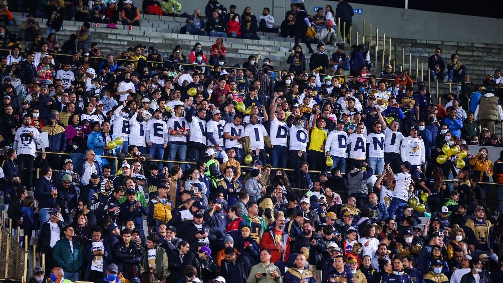 Afición de Pumas en el debut de Dani Alves