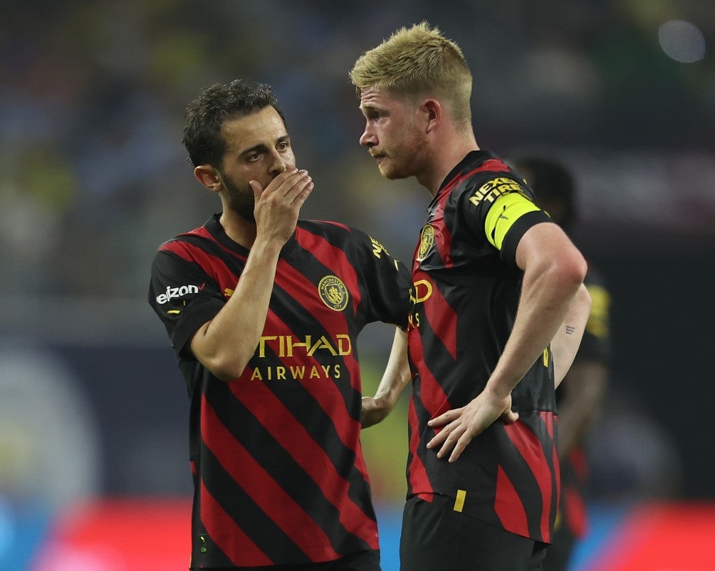 Bernardo Silva charla con Kevin De Bruyne