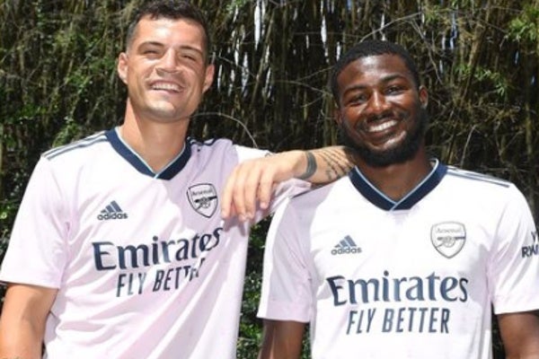 Granit y Maitland-Niles con la nueva playera