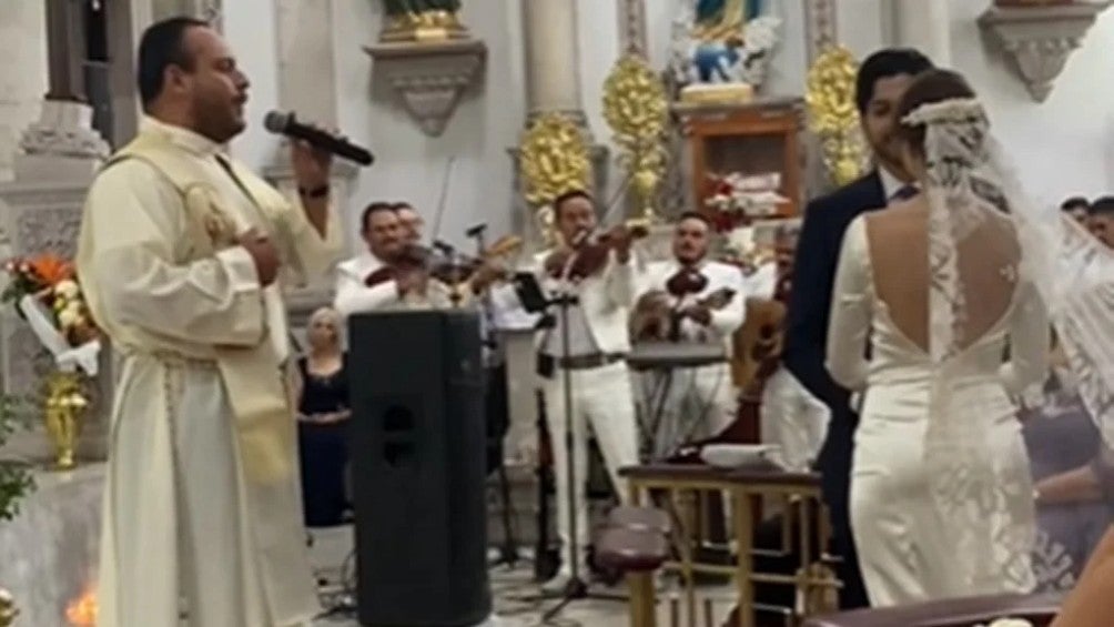 Padre le canta a pareja en su boda y se hace viral