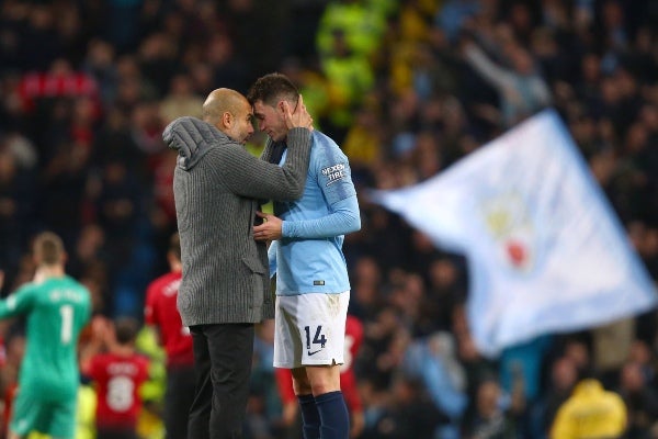 Laporte junto a su entrenador, Pep Guardiola 