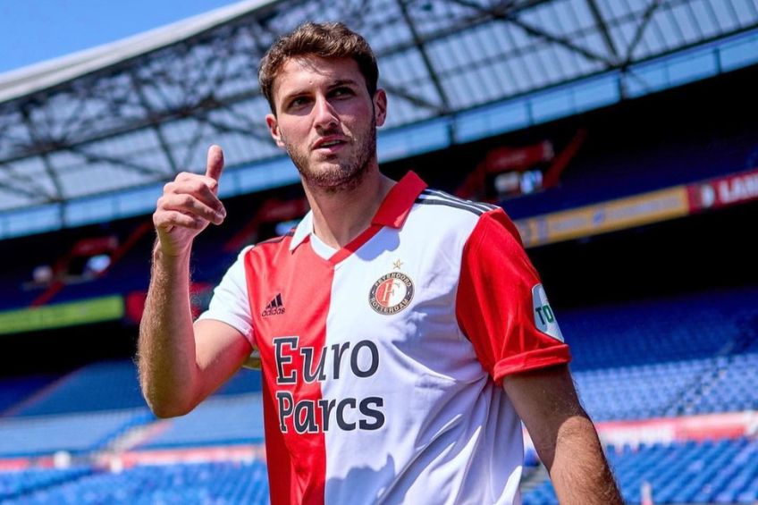 Santiago Giménez en su presentación con el Feyenoord