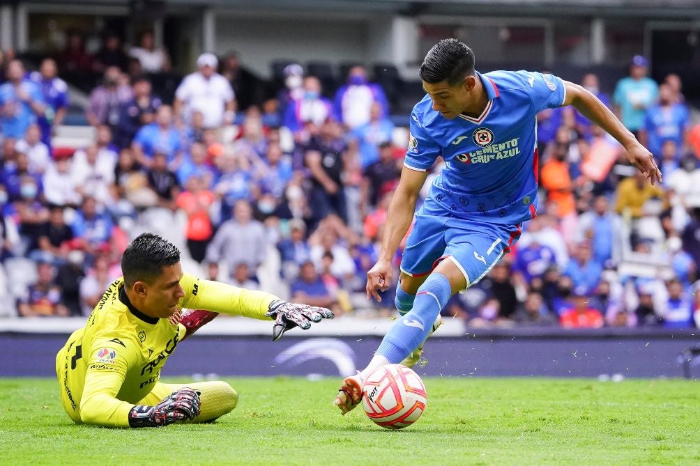 Uriel Antuna en acción con Cruz Azul