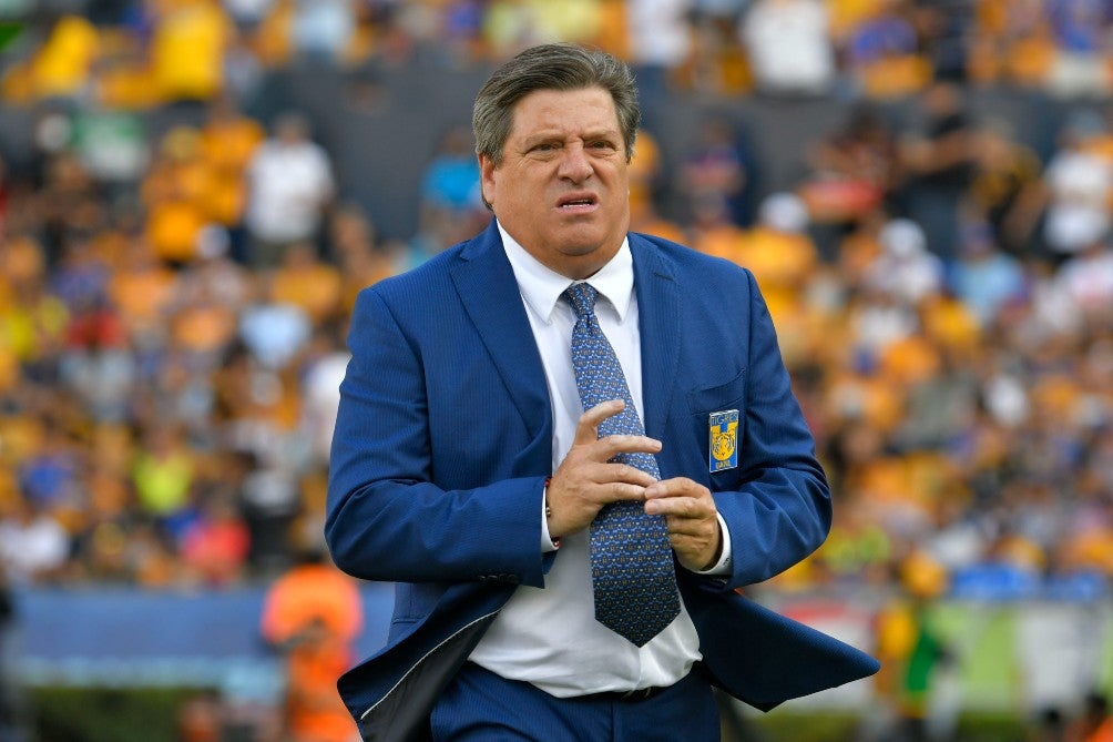 Miguel Herrera frustrado por acabar con dos expulsados