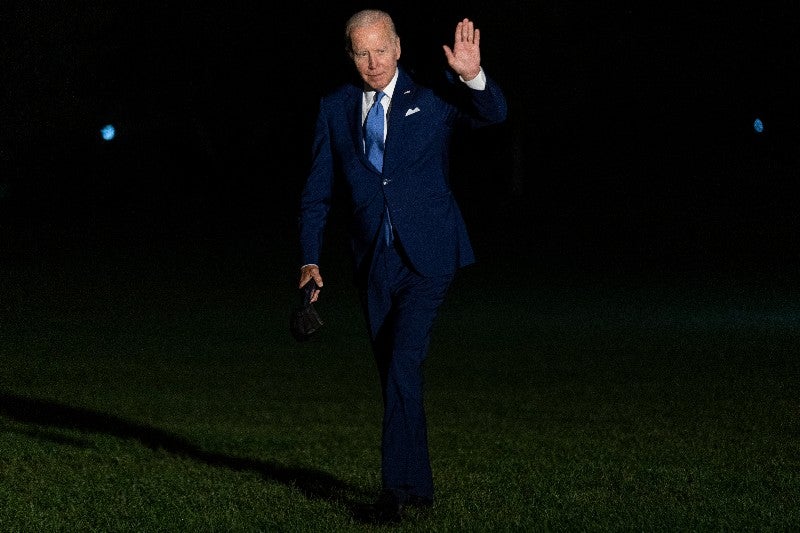 Joe Biden saludando