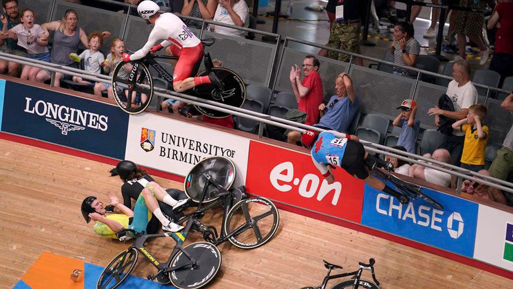 Ciclistas sufren accidente en prueba