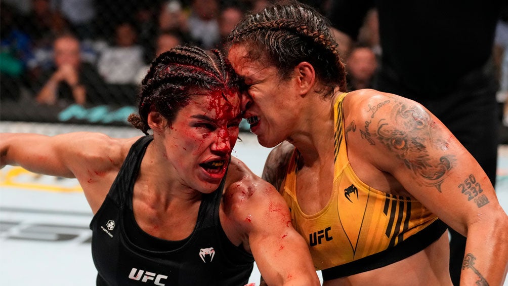 Amanda Nunes y Julianna Peña en combate