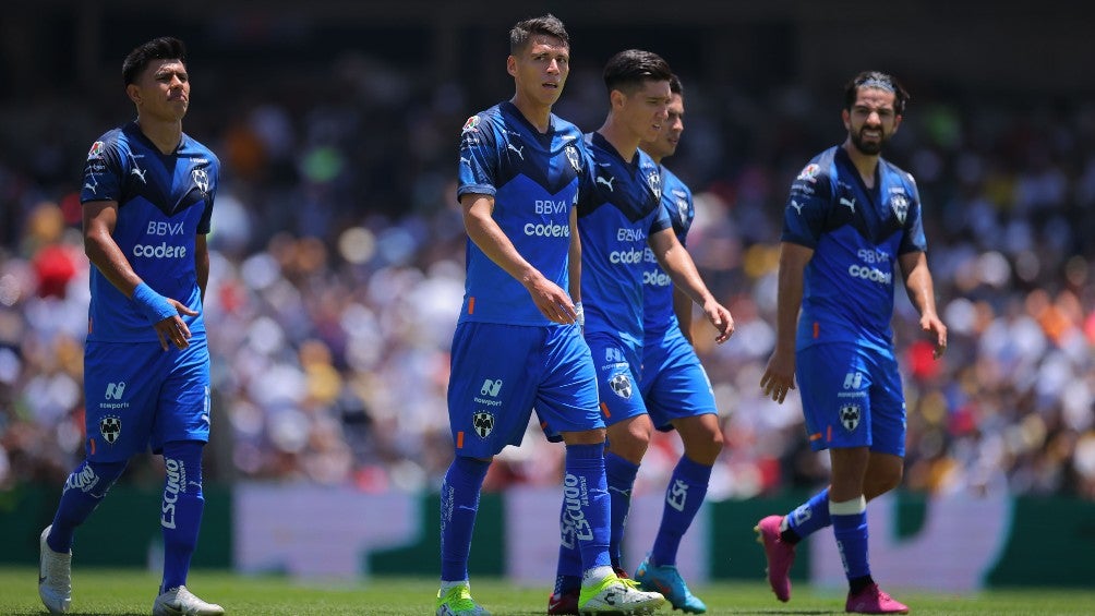 Jugadores de Rayados en el Olímpico Universitario