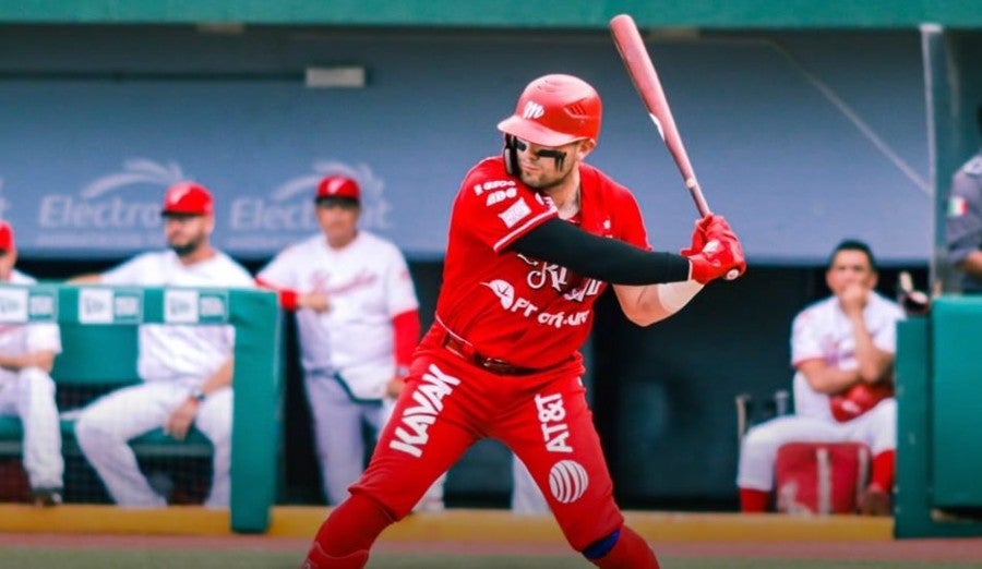 Juan Carlos Gamboa en la caja de bateo ante Veracruz