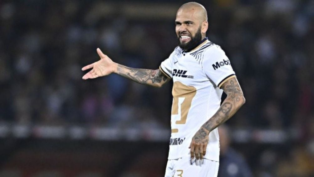 Dani Alves en su presentación con Pumas