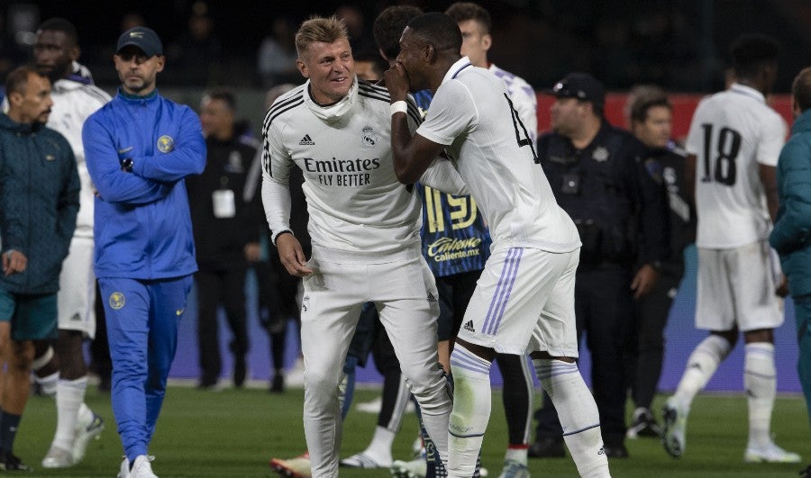 David Alaba con Toni Kroos tras el juego ante las Águilas