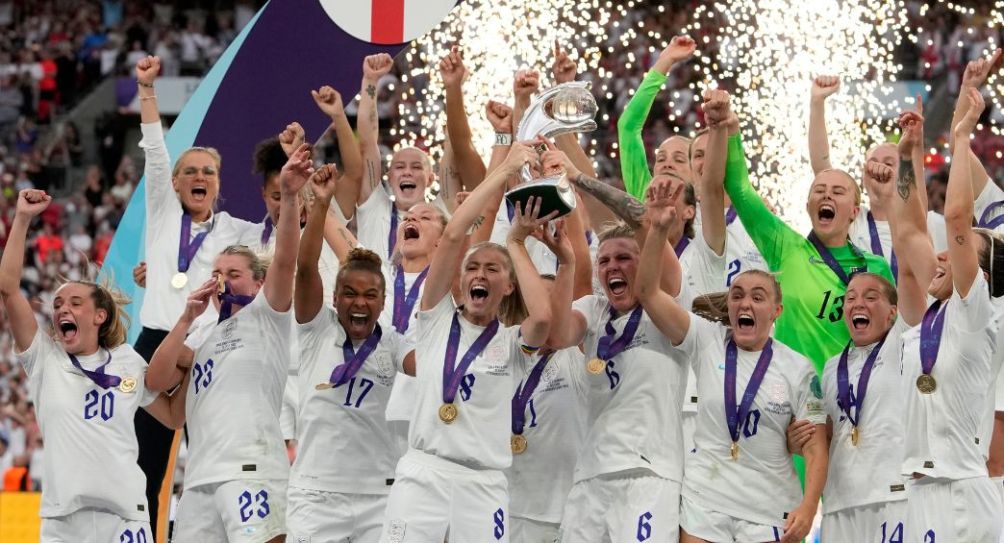 Jugadoras de Inglaterra levantando el título de la Eurocopa Femenil