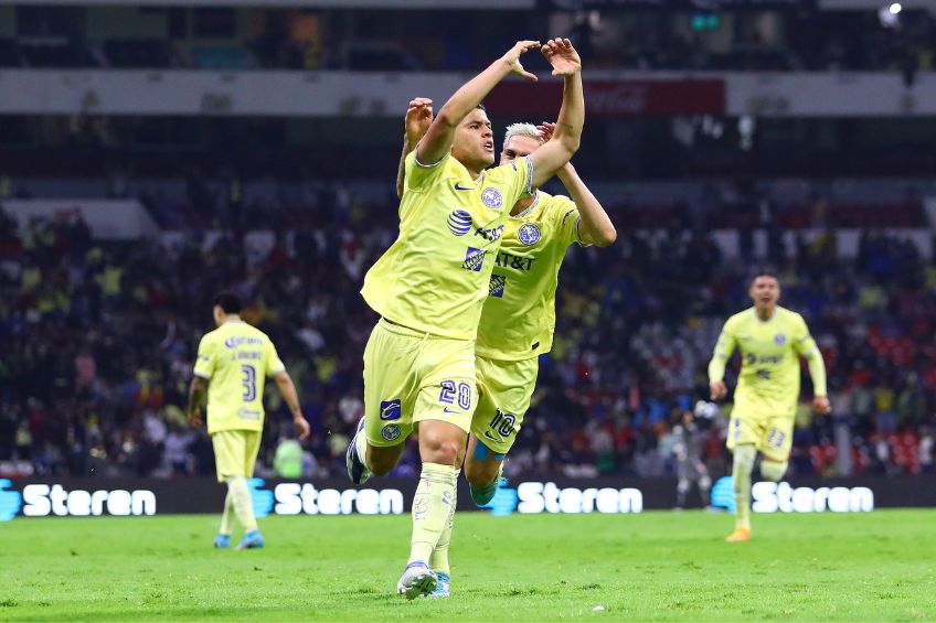 Richard Sánchez festejando un gol