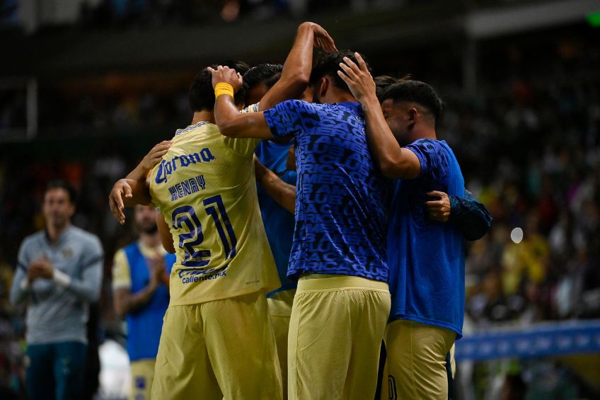 Jugadores del América festejando un gol