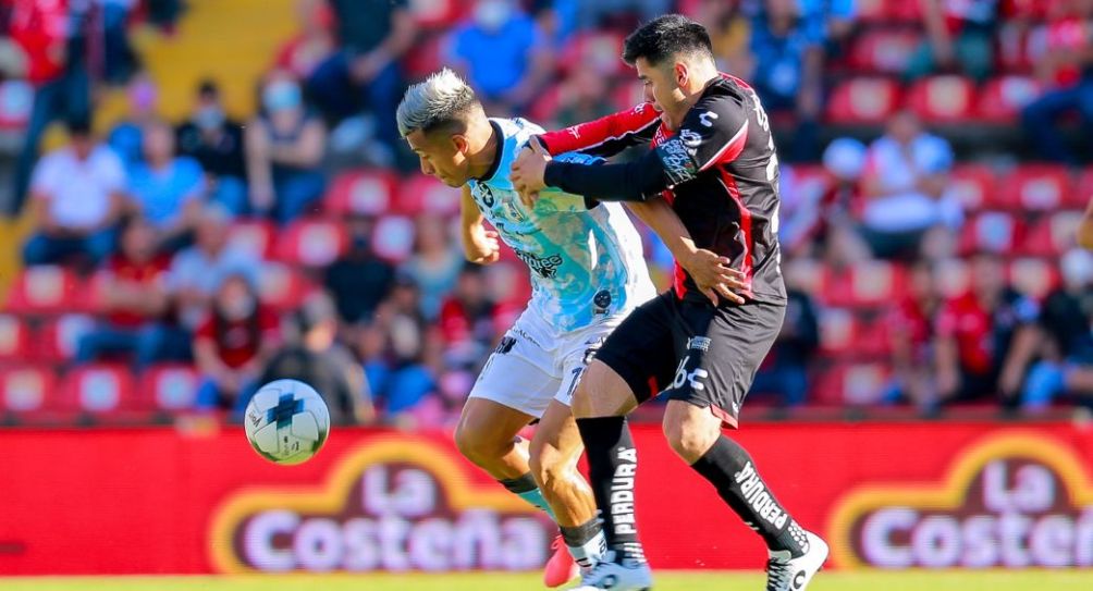 Ángel Sepúlveda y Aldo Rocha disputando un balón