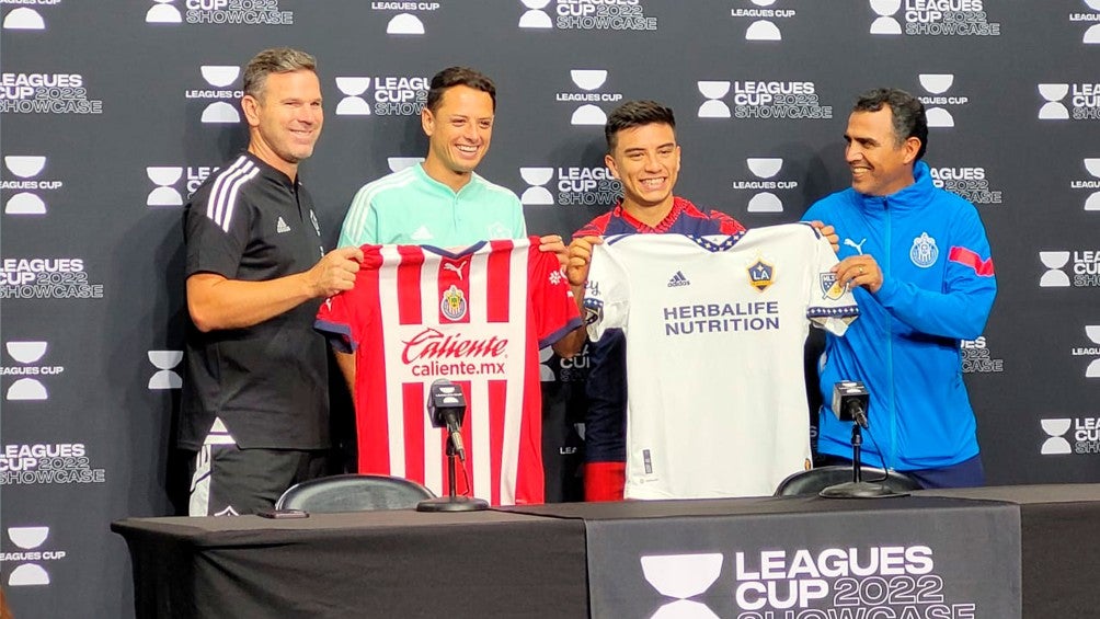 Chicharito y Beltrán en conferencia de prensa