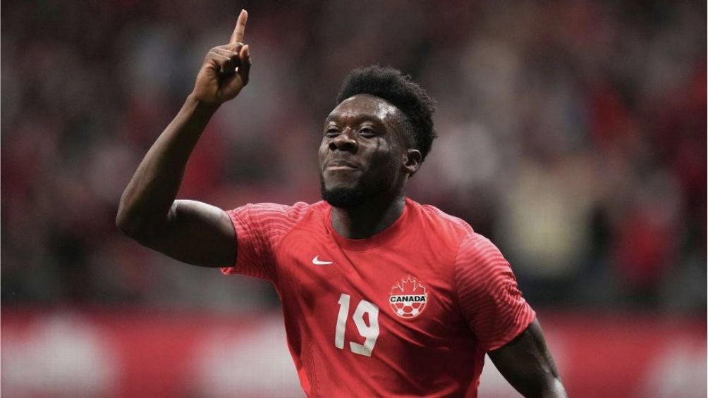 Alphonso Davies durante un duelo con Canadá