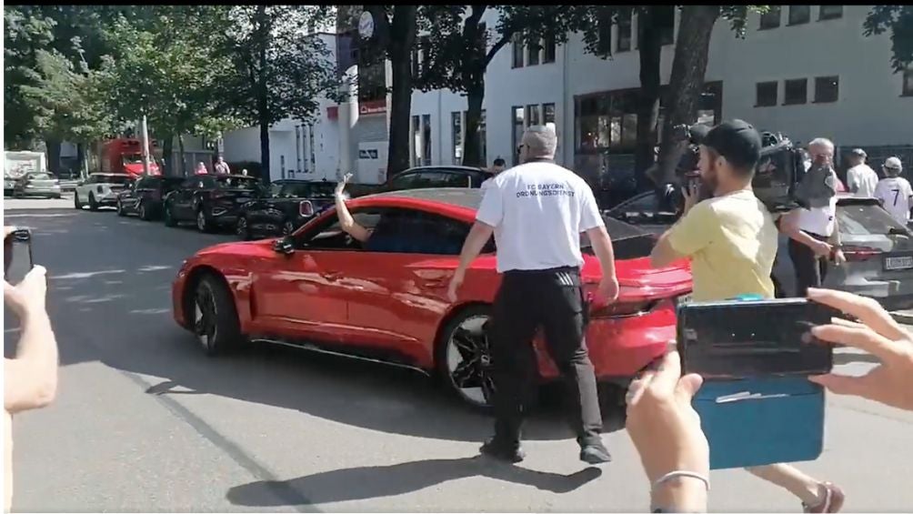 Lewy saliendo de las instalaciones del Bayern