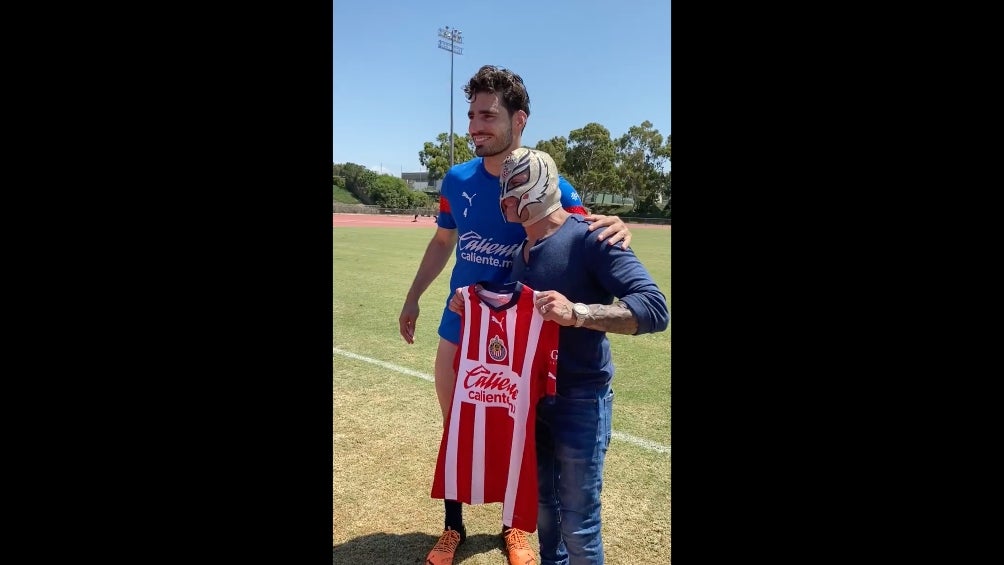 Rey Misterio en el entrenamiento de Chivas