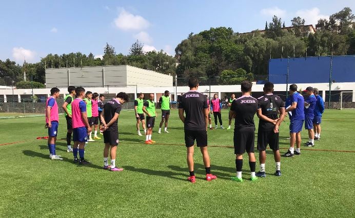 Jugadores de La Máquina, previo a entrenamiento