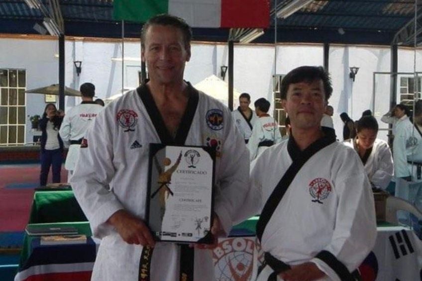 Alfedo Adame en sus clases de karate