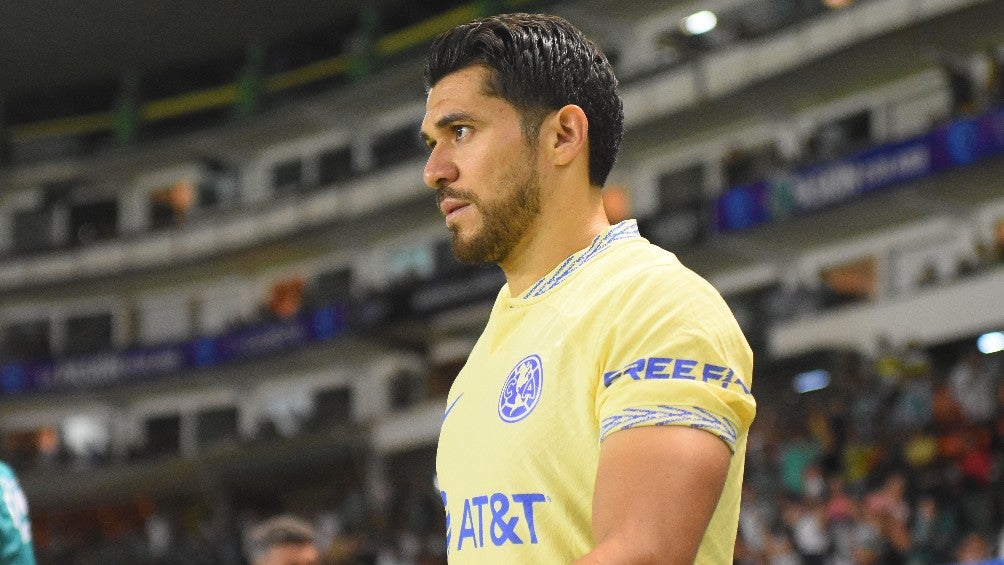 Henry Martín durante un partido con América